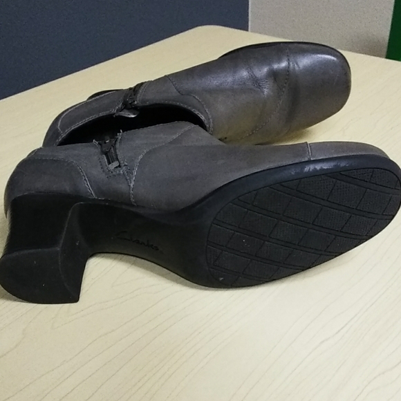 Clarks Side-Zip Shooties Womens Size 7W Grey Leather Booties Pumps 2.25" Heels - Picture 6 of 8